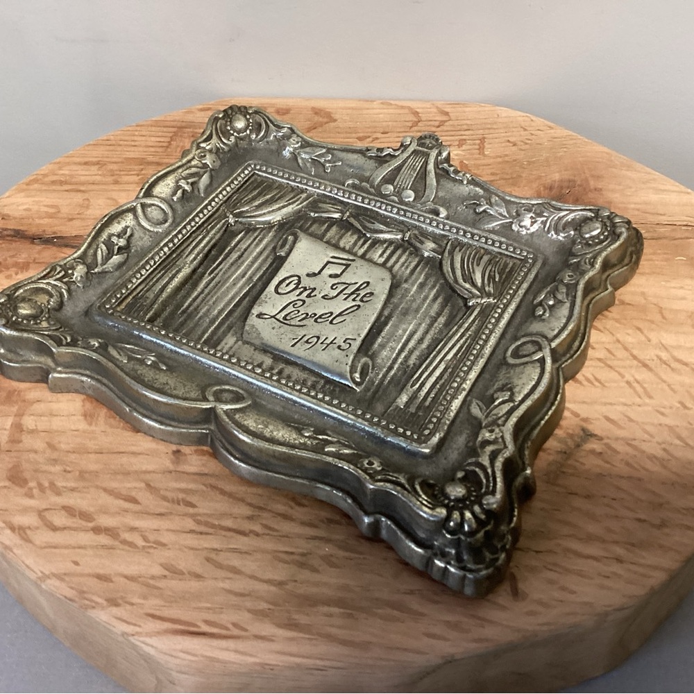 Asking for help identifying this vintage piece - Picture 4 of 12